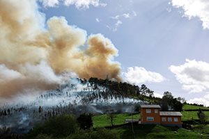 Пожари опустошават Северна Испания (Снимки)