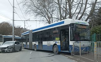 Градски автобус се заби в оградата на училище във Варна (Снимки)