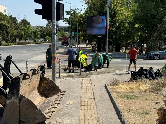 Жени от "Чистота" почистват мястото на аварията.