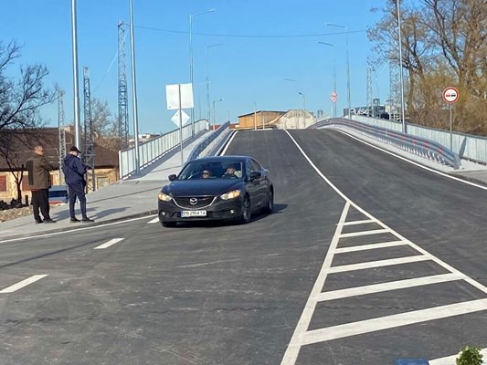 Пускат бетонния мост днес