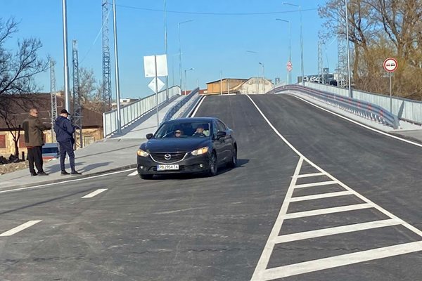 Пускат бетонния мост днес