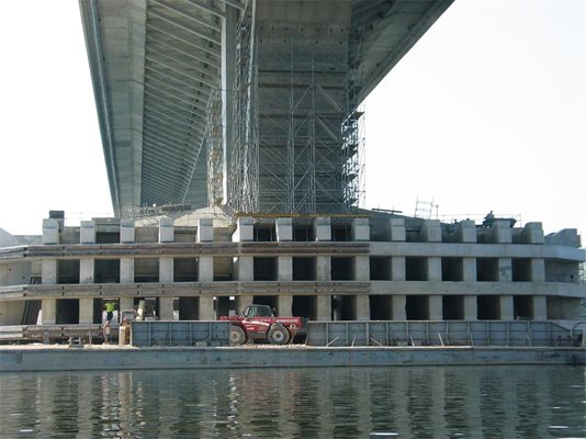 Работници използват ниското ниво на Дунав, за да укрепят дъното около носещите стълбове на моста край Видин.
Снимка: Ваня Ставрева