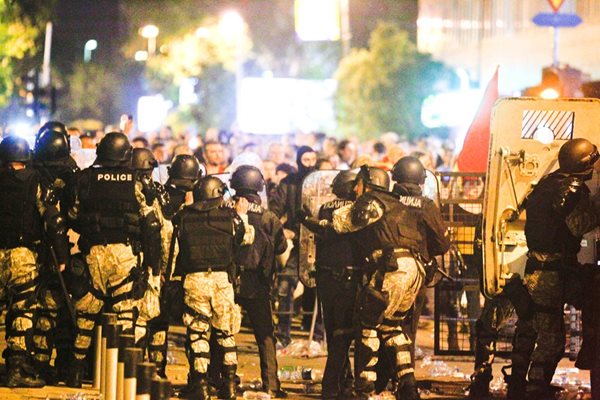 Полиция блокира пътищата около парламента в Скопие Снимки: Ройтерс