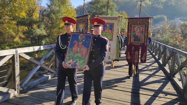 Лийтийно шествие с иконата на Св. Димитър премина по Владишкия мост