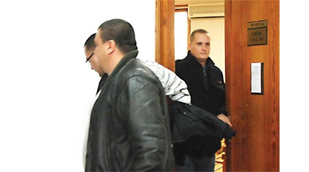 СРАМ: Неделчо Пенчев се крие зад гърба на адвоката си по делото срещу него за убийството на белгийката. 