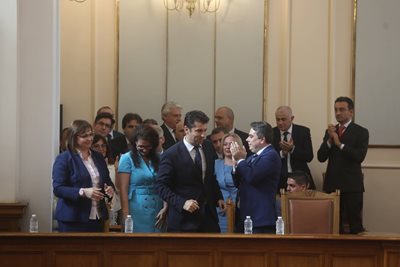 След вота на недоверие министрите ръкопляскаха на Кирил Петков
Снимки: Николай Литов
