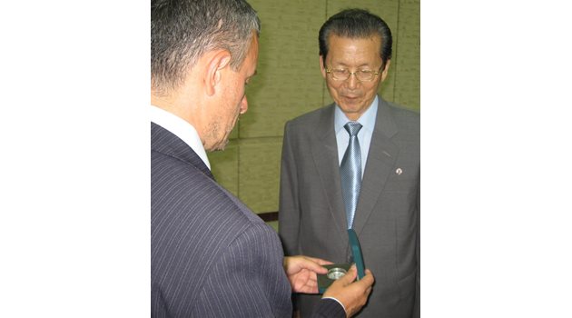 Паси с председателя на президиума на севернокорейския парламент Че Те Бок.