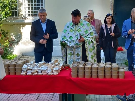 Отец Лазар освети храната, преди да бъде раздадена на миряните. Снимки: Стоян Алексиев