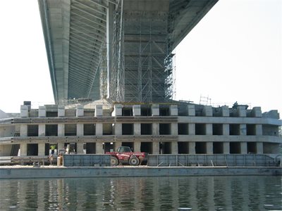 Работници използват ниското ниво на Дунав, за да укрепят дъното около носещите стълбове на моста край Видин.
Снимка: Ваня Ставрева