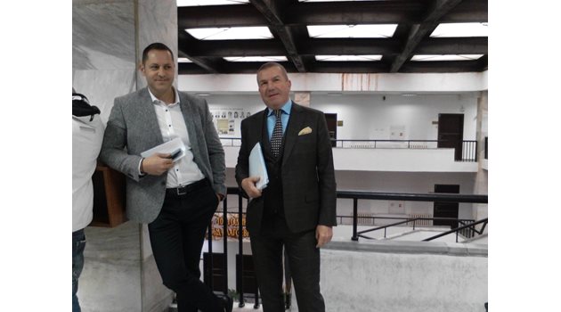 Александър Манолев и адвокатът му Менко Менков СНИМКИ: Авторката