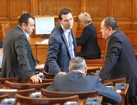 Станислав Анастасов (в средата) твърдеше в петък, че влизайки в пленарната зала, премиерът казал, че ДПС май се страхуват. 
СНИМКА: РУМЯНА ТОНЕВА