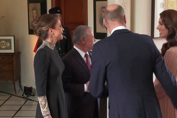 Принц Уилям заедно с жена си Кейт и кралското семейство на Йордания.