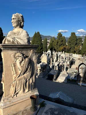  Гробището в Ница е добре поддържано и притегля хиляди туристи годишно. 