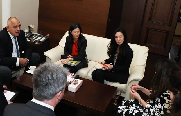 Джесика Ким (жената вдясно на белия диван) на разговора с премиера Бойко Борисов. 