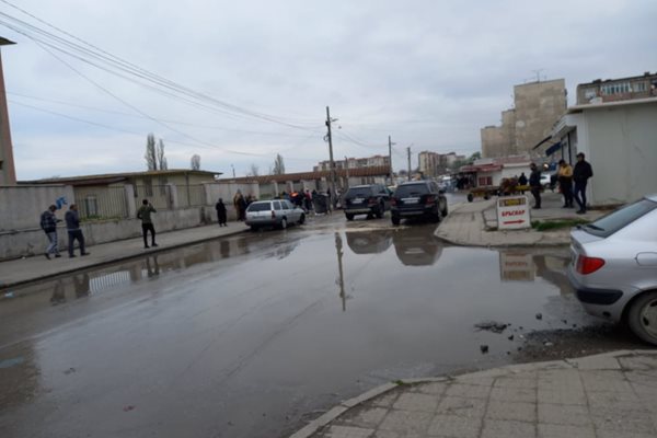 Повечето улици в "Столипиново" са във вода и кал.