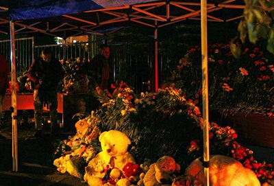 Училището в Ижевск, където бяха убити 15 души, беше затрупано с цветя и плюшени играчки СНИМКА Ройтерс