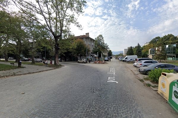 Кръстовището на ул. "Царевец" и бул. "Хаджи Димитър". Снимка: Google Street View