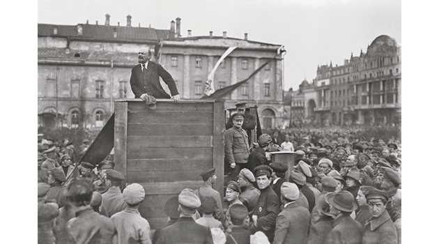 Ленин говори на митинг през 1920 г.