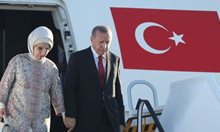 Дипломатическа болест пипна Емине, девойки-командоси пазят Ердоган (Снимки)