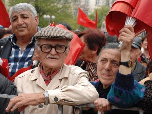 Хиляди социалисти поискаха оставката на правителството на протестен митинг на БСП за 1 май в столицата вчера. СНИМКИ: РУМЯНА ТОНЕВА