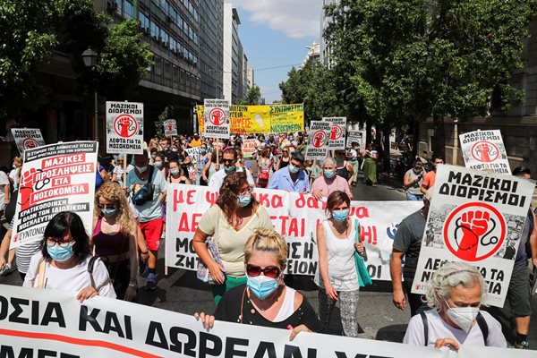 Стотици медици протестират в Атина, след като правото им на избор за ваксината бе отнето.

СНИМКА: РОЙТЕРС