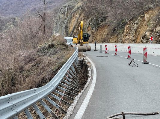 Пътят Кричим-Девин е проблемен от години
Снимка Архив