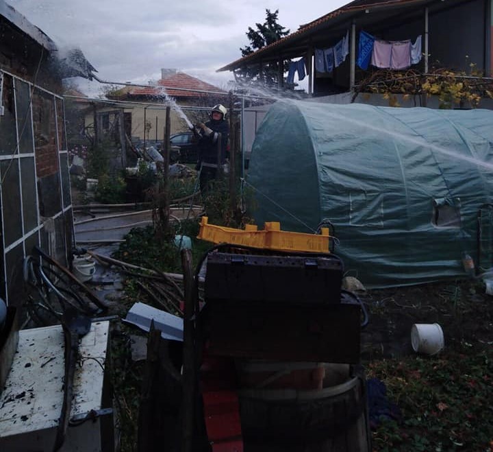 Огнеборци спасиха дома на семейство в карловското село Анево (Снимки)