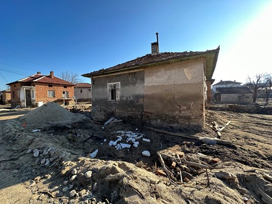 Някои от къщите в селото още не са ремонтирани.