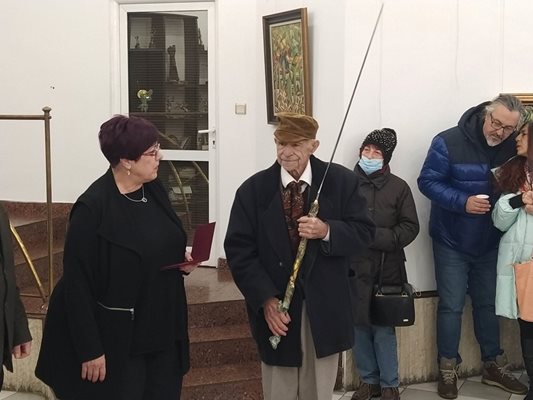 Шефката на образованието в "Източен" Стефка Симеонова връчи почетния знак на района на Иван Ташков.