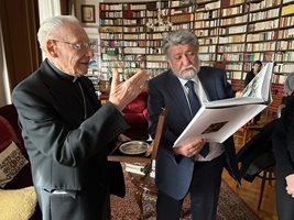 Вежди Рашидов се срещна с кардинал Пупар във Ватикана, наградил го като 29-годишен скулптор със златен медал