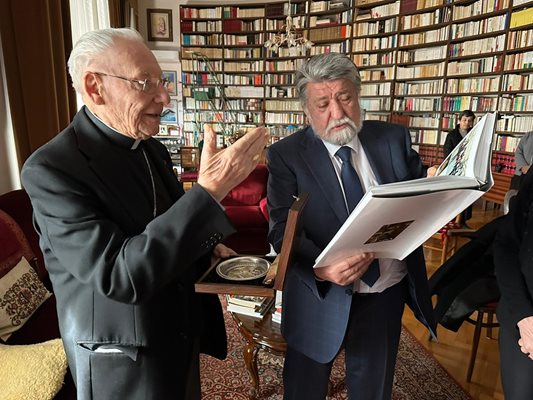Кардинал Пупар посреща Вежди Рашидов в библиотеката си във Ватикана, където двамата разглеждат книгата "Вежди".