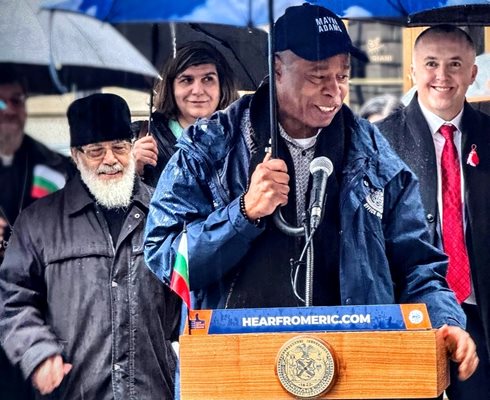 Кметът на Ню Йорк Ерик Адамс поздравява българската общност. След това, въпреки проливния дъжд, той лично издигна българското знаме, докато на живо бе изпълняван химнът на България.