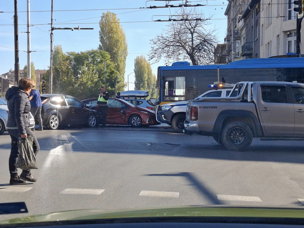 Катастрофа с автобус на градския транспорт и две коли на столичния бул. "Сливница"