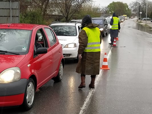 На непрестанен дъжд дежурят на КПП-тата полицаите в Пловдив. Снимки: Радко Паунов