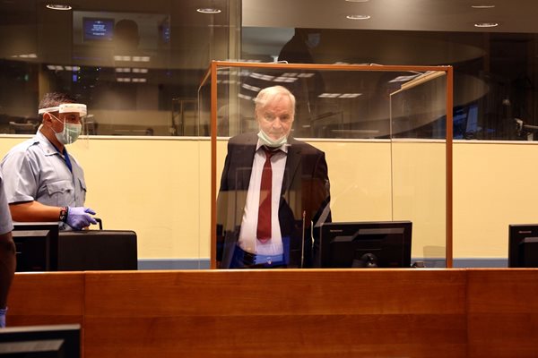 Младич в съдебната зала. Снимка Ройтерс
