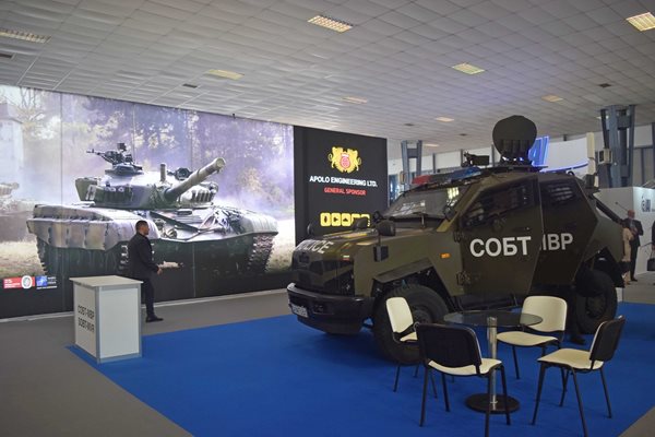90 компании от 16 страни показват военна техника в Панаира. Снимки: Авторът
