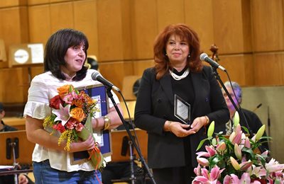 Лили Големинова получава наградата си от вицепрезидента Илиана Йотова. СНИМКА: Евгени Димитров