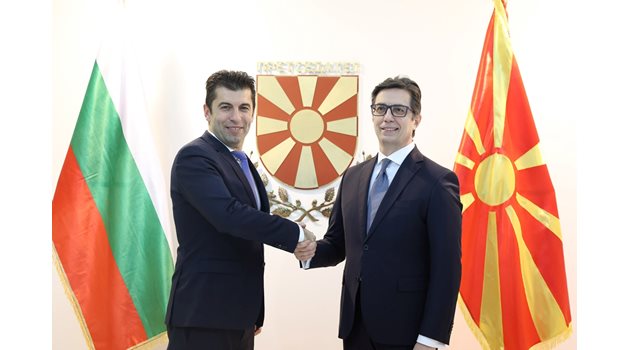 При визитата си в Скопие Кирил Петков се срещна с президента Стево Пендаровски.

