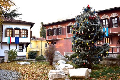 Живата коледна елха в Стария Пловдив.