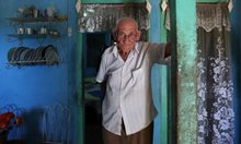 Мартин Кастро - полубрат на Фидел Кастро, позира за снимка в Хавана