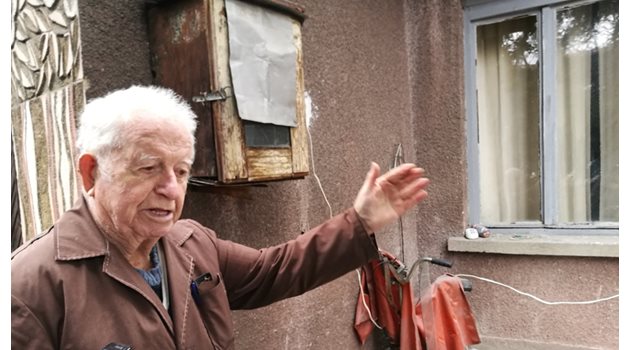 Христо Антонов показва разбития прозорец