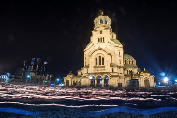 Столичани обикалят храма “Св. Александър Невски” със запалени от благодатния огън свещи във великденската нощ.

СНИМКИ: ЙОРДАН СИМЕОНОВ