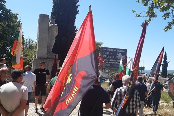 Стотици членове и симпатизанти на ВМРО се събраха на протест в Кресна.