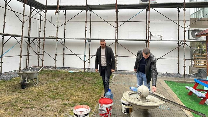Кметът на район "Западен" Димитър Колев инспектира ремонта. Снимка: Община Пловдив
