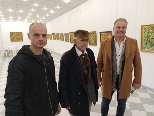 Художникът Иван Ташков със синовете си Станимир и Атанас.