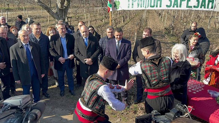 Танцьори изпълняват ритуала пред Радев.