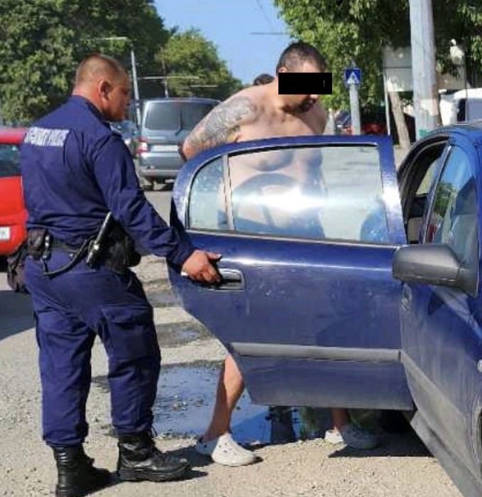 Стар познайник на полицията спретна гонка в Бургас - кара кола със свалени номера (Снимки)