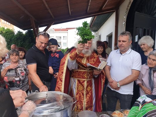 Отец Стоян благослови курбана, а Георги Василев (вдясно) и Атанас Ташков поздравиха коматевци.