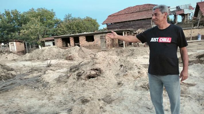 Оцелял по чудо след наводненията в Карловско:  Още сънувам страшния потоп, видях смъртта в очите