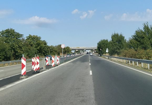 Ремонтът на пътя за Сарафово ще продължи до август.